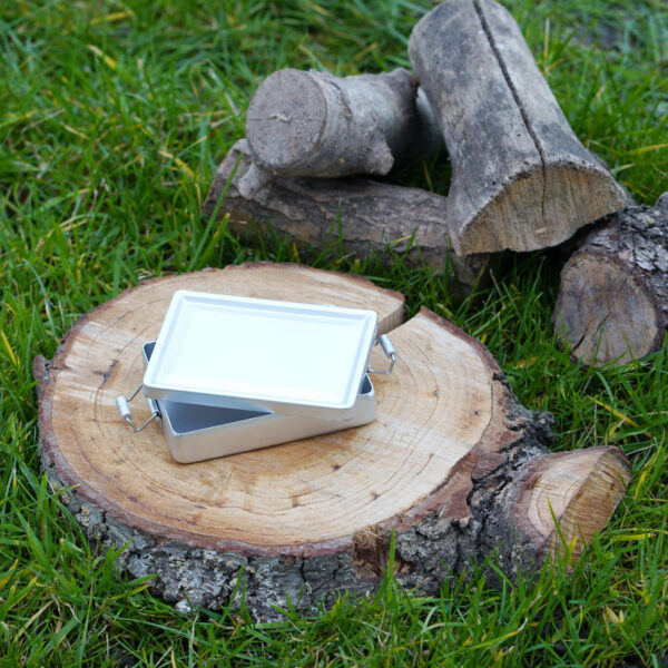 469472 BCB Mini mess box CN5505 Een hoogwaardig, super lichtgewicht, luchtdicht aluminium blik met rolsluitingen. De box heeft een rubberen afdichting in het deksel en is handig als opbergblik voor persoonlijke overlevingsuitrusting. Kan in geval van nood als kookpot worden gebruikt. <strong>Afmetingen: </strong>13 x 9,5 x 3 cm <strong>Gewicht:</strong> 95 g <a href="https://dedump.nl/wp-content/uploads/2021/01/BCB.png"><img class="alignnone size-full wp-image-35393" src="https://dedump.nl/wp-content/uploads/2021/01/BCB.png" alt="" width="94" height="50" /></a>