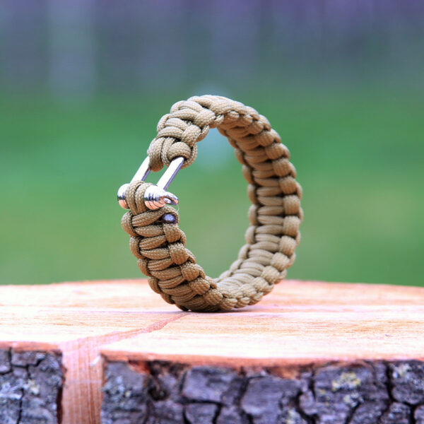 469548 BCB Paracord iron buckle 9 inch coyote CM074C1 1 <big>De BCB Paracord is een stijlvolle armband die niet kan ontbreken in je outdoor activiteiten. Naast dat de armband er goed uitziet, is die ook zeer praktisch en kan die je helpen in noodsituaties. De armband is gemaakt van zeer sterk paracord en heeft een breeksterkte van 179kg.</big> <strong><big>Manieren om de paracord te gebruiken:</big></strong> <ul> <li><big>Waslijn</big></li> <li><big>Vislijn</big></li> <li><big>Rugzak repareren</big></li> <li><big>Het beveiligen van schuilplaats</big></li> </ul> Coyote <a href="https://dedump.nl/wp-content/uploads/2021/01/BCB.png"><img class="alignnone size-full wp-image-35393" src="https://dedump.nl/wp-content/uploads/2021/01/BCB.png" alt="" width="94" height="50" /></a>