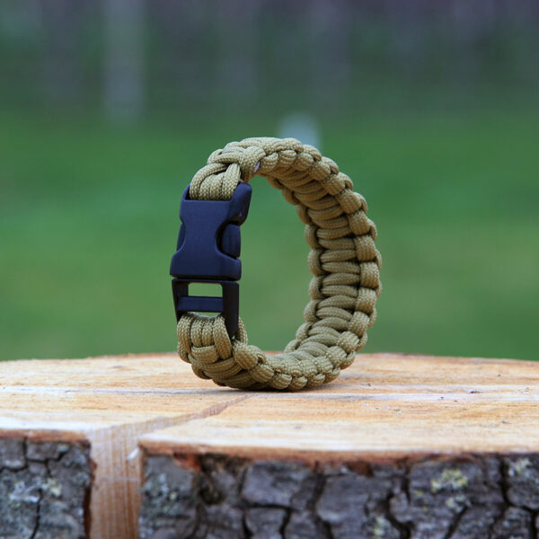 469577 BCB Paracord 9 inch coyote CM073C 1 <big>De BCB Paracord is een stijlvolle armband die niet kan ontbreken in je outdoor activiteiten. Naast dat de armband er goed uitziet, is die ook zeer praktisch en kan die je helpen in noodsituaties. De armband is gemaakt van zeer sterk paracord en heeft een breeksterkte van 179kg.</big> <strong><big>Manieren om de paracord te gebruiken:</big></strong> <ul> <li><big>Waslijn</big></li> <li><big>Vislijn</big></li> <li><big>Rugzak repareren</big></li> <li><big>Het beveiligen van schuilplaats</big></li> </ul> Coyote <a href="https://dedump.nl/wp-content/uploads/2021/01/BCB.png"><img class="alignnone size-full wp-image-35393" src="https://dedump.nl/wp-content/uploads/2021/01/BCB.png" alt="" width="94" height="50" /></a>