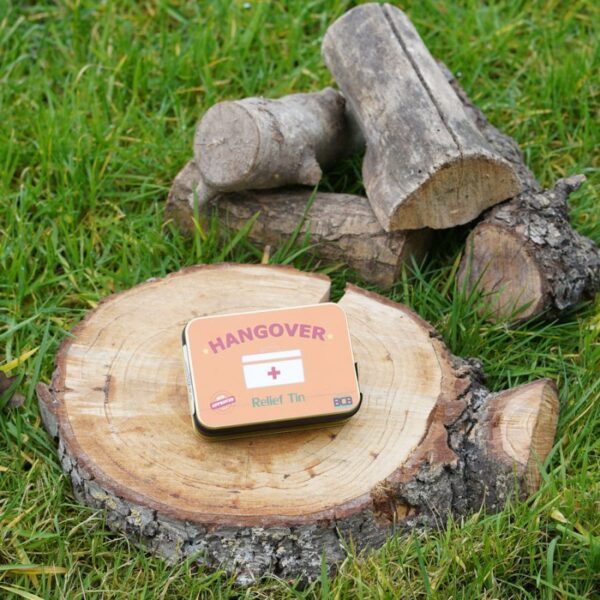 Hangover relief tin <big>De Hangover Relief Tin is gemaakt om de dag na de nacht ervoor te overleven.</big> <strong>Inhoud:</strong> <ul> <li><big>Ziektas</big></li> <li><big>Waterdichte pleisters</big></li> <li><big>Pincet</big></li> <li><big>Paar oordopjes</big></li> <li><big>Opvouwbare tandenborstel</big></li> <li><big>Munttaart</big></li> <li><big>Koffiesuiker</big></li> <li><big>Gerstesuiker</big></li> </ul> <big><strong>Gewicht:</strong> 160 g <strong>Productafmetingen: </strong>12 x 8,5 x 3,5 cm</big> <a href="https://dedump.nl/wp-content/uploads/2021/01/BCB.png"><img class="alignnone size-full wp-image-35393" src="https://dedump.nl/wp-content/uploads/2021/01/BCB.png" alt="" width="94" height="50" /></a>