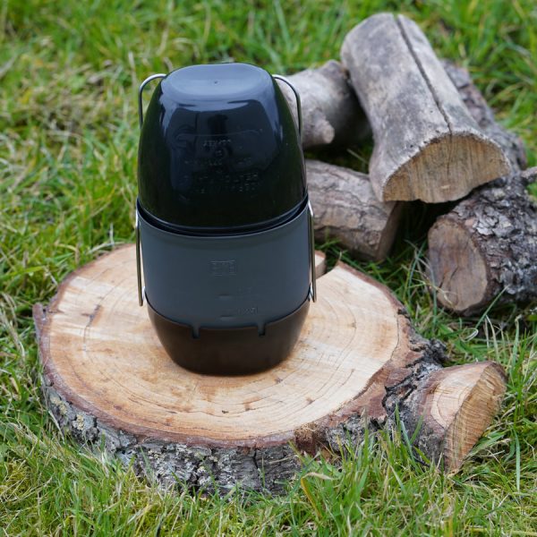 311088 BCB Multi Fuel Cooking System 5 delig set CN0236 <big>Een professionele alles-in-één cooking systeem. Snel en gemakkelijk te gebruiken met alle vaste of de meeste vloeibare brandstoffen. De metalen beker is hard geanodiseerd, waardoor hij gemakkelijk schoon te maken is.</big> Het alles-in-één cooking systeem is compact en daardoor ideaal om mee te nemen tijdens outdooractiviteiten. Alle handvatten kunnen worden ingeklapt voor perfecte opbergingsruimte. Het alles-in-één cooking systeem is een niet te missen item wanneer je gaat survivalen. <strong>Inhoud:</strong> <ul> <li><big>Plastic drinkbeker</big></li> <li><big>Veldfles </big></li> <li><big>Aluminium kookbeker (MK2) die ook dienst doet als kookpot en voorzien is van een speciale warmte-ontvanger op de bodem</big></li> <li><big>Multi-fuel fornuis</big></li> <li><big>Op de riem gemonteerde draagtas</big></li> <li><big>Totaal gewicht: 620 gram</big></li> </ul> <a href="https://dedump.nl/wp-content/uploads/2020/01/BCB.png"><img class="alignnone size-full wp-image-36457" src="https://dedump.nl/wp-content/uploads/2020/01/BCB.png" alt="" width="94" height="50" /></a>