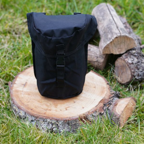 311088 BCB Multi Fuel Cooking System 5 delig set CN0237 <big>Een professionele alles-in-één cooking systeem. Snel en gemakkelijk te gebruiken met alle vaste of de meeste vloeibare brandstoffen. De metalen beker is hard geanodiseerd, waardoor hij gemakkelijk schoon te maken is.</big> Het alles-in-één cooking systeem is compact en daardoor ideaal om mee te nemen tijdens outdooractiviteiten. Alle handvatten kunnen worden ingeklapt voor perfecte opbergingsruimte. Het alles-in-één cooking systeem is een niet te missen item wanneer je gaat survivalen. <strong>Inhoud:</strong> <ul> <li><big>Plastic drinkbeker</big></li> <li><big>Veldfles </big></li> <li><big>Aluminium kookbeker (MK2) die ook dienst doet als kookpot en voorzien is van een speciale warmte-ontvanger op de bodem</big></li> <li><big>Multi-fuel fornuis</big></li> <li><big>Op de riem gemonteerde draagtas</big></li> <li><big>Totaal gewicht: 620 gram</big></li> </ul> <a href="https://dedump.nl/wp-content/uploads/2020/01/BCB.png"><img class="alignnone size-full wp-image-36457" src="https://dedump.nl/wp-content/uploads/2020/01/BCB.png" alt="" width="94" height="50" /></a>