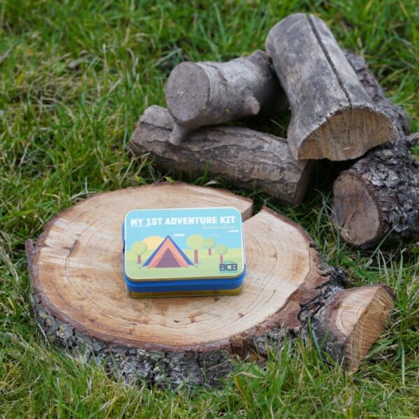 469471 BCB My first adventure tin ADV0584 <big>Stap weg van je mobiel of tablet en word creatief in je eigen avontuur (zelfs als het in je achtertuin begint)! Het doosje bevat allerlei spullen die je kunnen helpen tijdens je eerste avontuur.</big> <strong>Inhoud:</strong> <ul> <li><big>Militaire dogtags x2</big></li> <li><big>groene camouflage gezichtscrème (30g tube)</big></li> <li><big>fluitje </big></li> <li><big>watervast papier en potlood</big></li> <li><big>LED micro zaklamp blauw</big></li> <li><big>BCB overlevingsinstructies</big></li> <li><big>2 ”Mayday signaleringsspiegel</big></li> </ul> <big><strong>Gewicht:</strong> 212 gram <strong>Productafmetingen:</strong> 12 x 8,5 x 3,5 cm</big> <a href="https://dedump.nl/wp-content/uploads/2021/01/BCB.png"><img class="alignnone size-full wp-image-35393" src="https://dedump.nl/wp-content/uploads/2021/01/BCB.png" alt="" width="94" height="50" /></a>