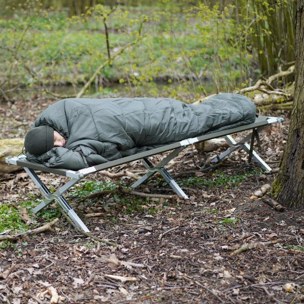 313207 TF 2215 Slaapzak lakenzak6 De TF-2215 lakenzak is als extra laag te gebruiken in de <a href="https://www.vanosimports.com/313217.html">TF-2215 slaapzak</a> en i.cm. andere slaapzakken. De lakenzak zorgt ervoor dat de slaapzak van binnen niet vuil wordt en zorgt voor extra isolatie. Een lakenzak is zeer handig item tijdens het reizen/backpacken en geeft tevens meer comfort als je in de slaapzak ligt. Doordat de lakenzak gemaakt is van polyester/katoen, is deze gemakkelijk te wassen en sneldrogend. De lakenzak is eenvoudig te bevestigen aan de <a href="https://www.vanosimports.com/313217.html">TF-2215 slaapzak</a> via de corresponderende bevestigingsbandjes. Licht van gewicht en gemakkelijk mee te nemen dankzij het meegeleverde foudraal. <strong>Afmeting lakenzak:</strong> 240cm (L) x 80cm (W) <strong>Afmeting opbergzak: </strong>H 24,5 cm x Ø 8,5 cm <table class="table table-striped"> <tbody> <tr> <td>✔</td> <td>Houdt de slaapzak aan de binnenkant schoon</td> </tr> <tr> <td>✔</td> <td>Heeft een lichte isolerende werking</td> </tr> <tr> <td>✔</td> <td>Afmetingen: 240cm (L) x 80cm (W)</td> </tr> </tbody> </table> <table class="table table-striped"> <tbody> <tr> <td>Materiaal</td> <td>30% katoen en 70% polyester</td> </tr> </tbody> </table> <a href="https://dedump.nl/wp-content/uploads/2020/01/Task-Force-2215-de-Dump-.nl-Dumpstore.png"><img class="alignnone wp-image-37099" src="https://dedump.nl/wp-content/uploads/2020/01/Task-Force-2215-de-Dump-.nl-Dumpstore-300x107.png" alt="" width="101" height="36" /></a> Groen