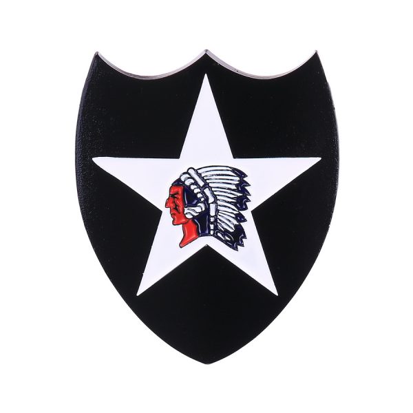 443501 Metaal logo 2nd Infantry Division2 <strong><em>Uniek Collectors item!</em></strong> Premium metalen logo van de 2nd Infantry Division. Een echt collectors item voor de liefhebber. Prachtig voor bij een WWII verzameling, voor op een WWII voertuig of gewoon ter herinnering aan de helden van de 2nd Infantry. Het logo is gemaakt van massief 3mm dik staal en wordt geleverd in een luxe doosje met in-lay. Bij het logo wordt ook 3M dubbelzijdig foam meegeleverd om het logo te bevestigen op bijv. metaal. Deze unieke serie van de Fostex WWII Series is ontwikkeld ter herinnering aan de Geallieerde strijdkrachten die tijdens WWII een ongekende bijdrage leverden. In de serie zijn nog 4 andere bekende metalen WWII logo’s uit metaal vervaardigd. <strong><em>Collect them all!</em></strong> <a href="https://dedump.nl/wp-content/uploads/2021/01/Fostex-WW2.png"><img class="alignnone size-full wp-image-35586" src="https://dedump.nl/wp-content/uploads/2021/01/Fostex-WW2.png" alt="" width="142" height="50" /></a>