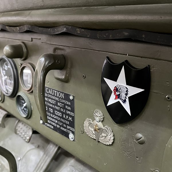 443501 Metaal logo 2nd Infantry Division7 <strong><em>Uniek Collectors item!</em></strong> Premium metalen logo van de 2nd Infantry Division. Een echt collectors item voor de liefhebber. Prachtig voor bij een WWII verzameling, voor op een WWII voertuig of gewoon ter herinnering aan de helden van de 2nd Infantry. Het logo is gemaakt van massief 3mm dik staal en wordt geleverd in een luxe doosje met in-lay. Bij het logo wordt ook 3M dubbelzijdig foam meegeleverd om het logo te bevestigen op bijv. metaal. Deze unieke serie van de Fostex WWII Series is ontwikkeld ter herinnering aan de Geallieerde strijdkrachten die tijdens WWII een ongekende bijdrage leverden. In de serie zijn nog 4 andere bekende metalen WWII logo’s uit metaal vervaardigd. <strong><em>Collect them all!</em></strong> <a href="https://dedump.nl/wp-content/uploads/2021/01/Fostex-WW2.png"><img class="alignnone size-full wp-image-35586" src="https://dedump.nl/wp-content/uploads/2021/01/Fostex-WW2.png" alt="" width="142" height="50" /></a>