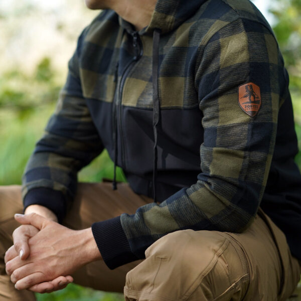 129535 154 lumberjack jacket green <div> Het <strong>Houthakkers Jack</strong> is de perfecte keuze voor avonturiers die van outdoor activiteiten houden. Dit jack is een unieke mix van een klassiek houthakkershemd en moderne softshell-technologie, waardoor het zowel functioneel als stijlvol is. Geschikt voor diverse activiteiten zoals <strong>wandelen</strong>, <strong>vissen</strong>, en <strong>survival</strong>. De onderkant van het jack is vervaardigd uit <strong>4-way elastische stof</strong> die waterbestendig is, terwijl de bovenkant gemaakt is van <strong>100% katoen</strong> voor een comfortabele pasvorm. Met diverse handige features is dit jack een must-have voor elke outdoorliefhebber. </div> <div> <a title="Maattabel" href="https://dedump.nl/wp-content/uploads/2022/01/129535-Houthakkers-Jack-maattabel.pdf" target="_blank" rel="noopener noreferrer"><button><span style="color: #ef471f; font-size: medium;"><strong>Maattabel</strong></span></button></a> </div>