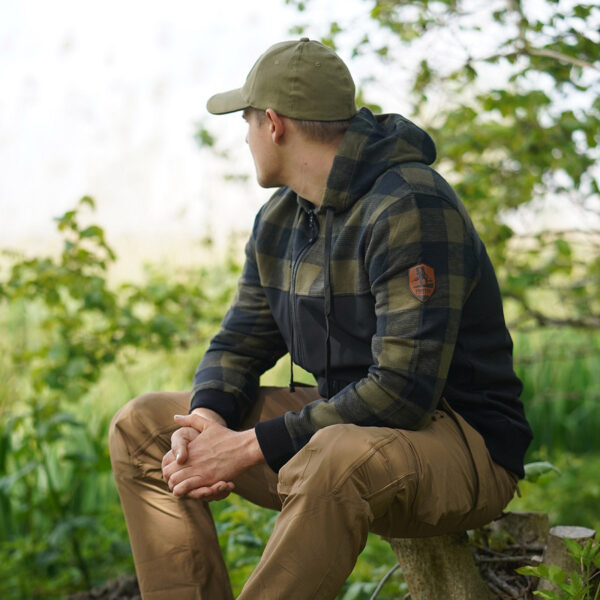 129535 154 lumberjack jacket green 1 <div> Het <strong>Houthakkers Jack</strong> is de perfecte keuze voor avonturiers die van outdoor activiteiten houden. Dit jack is een unieke mix van een klassiek houthakkershemd en moderne softshell-technologie, waardoor het zowel functioneel als stijlvol is. Geschikt voor diverse activiteiten zoals <strong>wandelen</strong>, <strong>vissen</strong>, en <strong>survival</strong>. De onderkant van het jack is vervaardigd uit <strong>4-way elastische stof</strong> die waterbestendig is, terwijl de bovenkant gemaakt is van <strong>100% katoen</strong> voor een comfortabele pasvorm. Met diverse handige features is dit jack een must-have voor elke outdoorliefhebber. </div> <div> <a title="Maattabel" href="https://dedump.nl/wp-content/uploads/2022/01/129535-Houthakkers-Jack-maattabel.pdf" target="_blank" rel="noopener noreferrer"><button><span style="color: #ef471f; font-size: medium;"><strong>Maattabel</strong></span></button></a> </div>