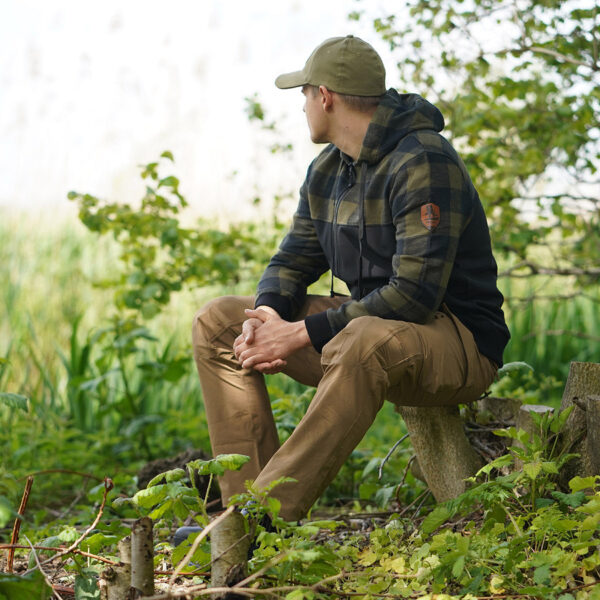 129535 154 lumberjack jacket green 2 <div> Het <strong>Houthakkers Jack</strong> is de perfecte keuze voor avonturiers die van outdoor activiteiten houden. Dit jack is een unieke mix van een klassiek houthakkershemd en moderne softshell-technologie, waardoor het zowel functioneel als stijlvol is. Geschikt voor diverse activiteiten zoals <strong>wandelen</strong>, <strong>vissen</strong>, en <strong>survival</strong>. De onderkant van het jack is vervaardigd uit <strong>4-way elastische stof</strong> die waterbestendig is, terwijl de bovenkant gemaakt is van <strong>100% katoen</strong> voor een comfortabele pasvorm. Met diverse handige features is dit jack een must-have voor elke outdoorliefhebber. </div> <div> <a title="Maattabel" href="https://dedump.nl/wp-content/uploads/2022/01/129535-Houthakkers-Jack-maattabel.pdf" target="_blank" rel="noopener noreferrer"><button><span style="color: #ef471f; font-size: medium;"><strong>Maattabel</strong></span></button></a> </div>
