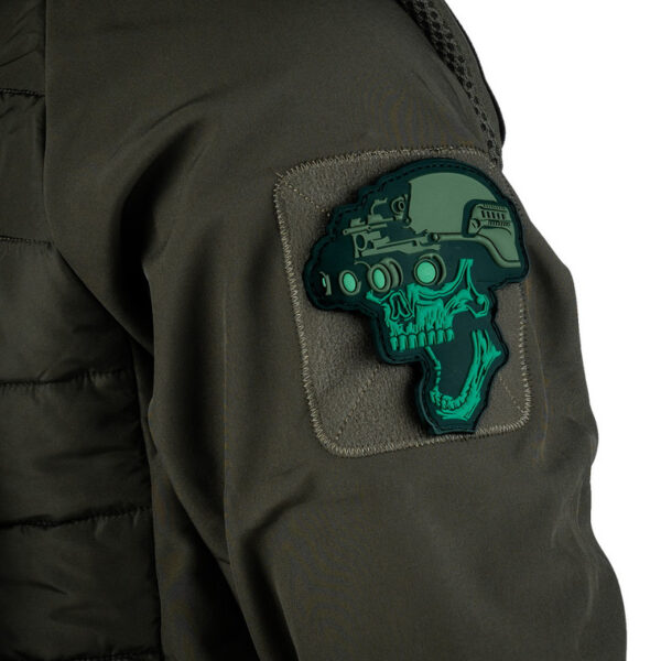 Embleem 3D PVC Night vision skull groen 190431 Het 3D PVC Night Vision Skull embleem in groen (#19043) is de perfecte manier om een stoere uitstraling toe te voegen aan je uitrusting of kleding. Dit embleem is vervaardigd van duurzaam PVC en is voorzien van klittenband aan de achterzijde, wat betekent dat je het gemakkelijk kunt bevestigen en verwijderen zonder gedoe met naaien. Dit embleem is ontworpen met oog voor detail en heeft een realistische 3D-look, waardoor het echt opvalt. De groene kleur voegt een vleugje stijl toe aan je outfit of uitrusting. Of je het nu op een jas, tas, hoed of ander item wilt plaatsen, dit embleem voegt een unieke en opvallende touch toe. Met het 3D PVC Night Vision Skull embleem in groen (#19043) kun je je persoonlijke stijl en individualiteit laten zien, en dankzij het klittenband is het aanbrengen en verwijderen een fluitje van een cent.