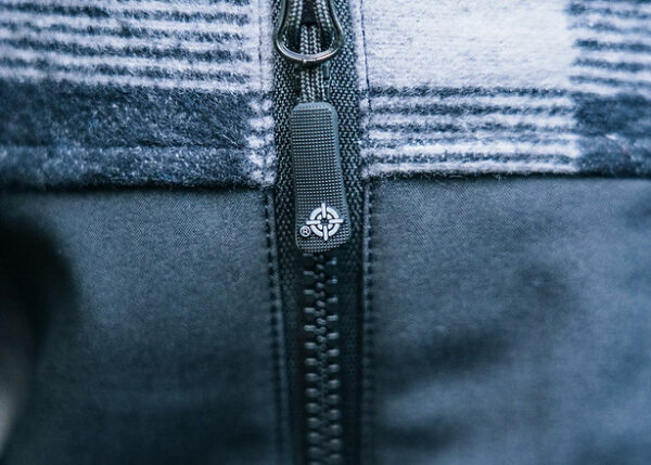 Houthakkers Jack28 <div> Het <strong>Houthakkers Jack</strong> is de perfecte keuze voor avonturiers die van outdoor activiteiten houden. Dit jack is een unieke mix van een klassiek houthakkershemd en moderne softshell-technologie, waardoor het zowel functioneel als stijlvol is. Geschikt voor diverse activiteiten zoals <strong>wandelen</strong>, <strong>vissen</strong>, en <strong>survival</strong>. De onderkant van het jack is vervaardigd uit <strong>4-way elastische stof</strong> die waterbestendig is, terwijl de bovenkant gemaakt is van <strong>100% katoen</strong> voor een comfortabele pasvorm. Met diverse handige features is dit jack een must-have voor elke outdoorliefhebber. </div> <div> <a title="Maattabel" href="https://dedump.nl/wp-content/uploads/2022/01/129535-Houthakkers-Jack-maattabel.pdf" target="_blank" rel="noopener noreferrer"><button><span style="color: #ef471f; font-size: medium;"><strong>Maattabel</strong></span></button></a> </div>