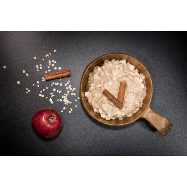 316100 Tactical Foodpack Oatmeal and Apples 90g1 <big>Een heerlijk ontbijt van havermout waaraan verse gevriesdroogde appelen zijn toegevoegd voor een sappige en frisse smaak. Het product bevat voor 82% echte boter wat hem heerlijk smeuig maakt. 100% natuurlijk, zonder conserveringsmiddelen en toevoegingen.</big> <big>Energiegehalte per portie is 390 kcal.</big> <big><strong>Hoe klaar te maken:</strong></big> <big>Open de verpakking - verwijder het vochtzakje - voeg 250ml warm/heet water toe - even goed roeren - sluit de verpakking weer en wacht 6 minuten - eet smakelijk!</big> <big><strong>Ingrediënten:</strong> Havermout (72%), melk, appel (10%), boter, suiker, kaneel, zout.</big> <big><strong>Let op! Kan sporen van selderij en mosterd bevatten.</strong></big>
