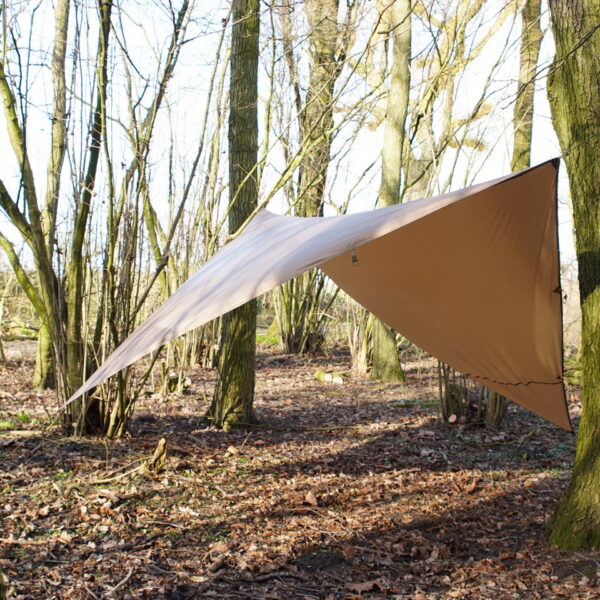 319562 TF 2215 Tarp12 <strong><big>TF-2215 Tarp </big></strong> <hr /> <big>Deze lichtgewicht tarp Wolf Brown is ontworpen voor actieve outdoor mensen die graag de wildernis in trekken. Met de TF-2215 tarp kun je in no time een tijdelijk onderkomen maken. Het zeil is ideaal voor diverse buitensport activiteiten zoals trekking, vissen/jacht of als nood onderkomen.</big> <big>De tarp is gemaakt van 210T polyester rip-stop met PP webbing voor het buitenkant. Polyester oxford met PP-band voor buitenzak.</big> <strong>Afmeting zeil:</strong> 3 x 3 meter (10x10 feet) <strong>Tarp is verpakt in een pouch met Molle systeem en heeft de volgende inhoud:</strong> <ul> <li><big>1x Tarp / zeil 3 x 3 m</big></li> <li><big>6x aluminium haring</big></li> <li><big>1x touw 12m (zelf op maat te knippen)</big></li> </ul> <big><strong>Kenmerken:</strong></big> <ul> <li><big>Drukknopen zodat het gemakkelijker bij elkaar blijft en op te vouwen is.</big></li> <li><big>Inclusief Molle foudraal om het gemakkelijk op te bergen</big></li> <li><big>Te bevestigen aan elke Molle compatible rugzak</big></li> <li><big>Verstevigde hoeken met O-ringen en lussen met D-ringen</big></li> </ul>