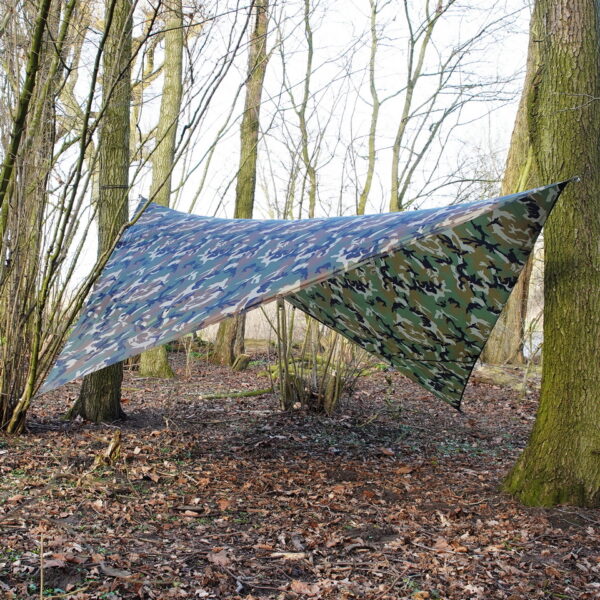 319562 TF 2215 Tarp14 <strong><big>TF-2215 Tarp </big></strong> <hr /> <big>Deze lichtgewicht tarp Woodland is ontworpen voor actieve outdoor mensen die graag de wildernis in trekken. Met de TF-2215 tarp kun je in no time een tijdelijk onderkomen maken. Het zeil is ideaal voor diverse buitensport activiteiten zoals trekking, vissen/jacht of als nood onderkomen.</big> <big>De tarp is gemaakt van 210T polyester rip-stop met PP webbing voor het buitenkant. Polyester oxford met PP-band voor buitenzak.</big> <strong>Afmeting zeil:</strong> 3 x 3 meter (10x10 feet) <strong>Tarp is verpakt in een pouch met Molle systeem en heeft de volgende inhoud:</strong> <ul> <li><big>1x Tarp / zeil 3 x 3 m</big></li> <li><big>6x aluminium haring</big></li> <li><big>1x touw 12m (zelf op maat te knippen)</big></li> </ul> <big><strong>Kenmerken:</strong></big> <ul> <li><big>Drukknopen zodat het gemakkelijker bij elkaar blijft en op te vouwen is.</big></li> <li><big>Inclusief Molle foudraal om het gemakkelijk op te bergen</big></li> <li><big>Te bevestigen aan elke Molle compatible rugzak</big></li> <li><big>Verstevigde hoeken met O-ringen en lussen met D-ringen</big></li> </ul>