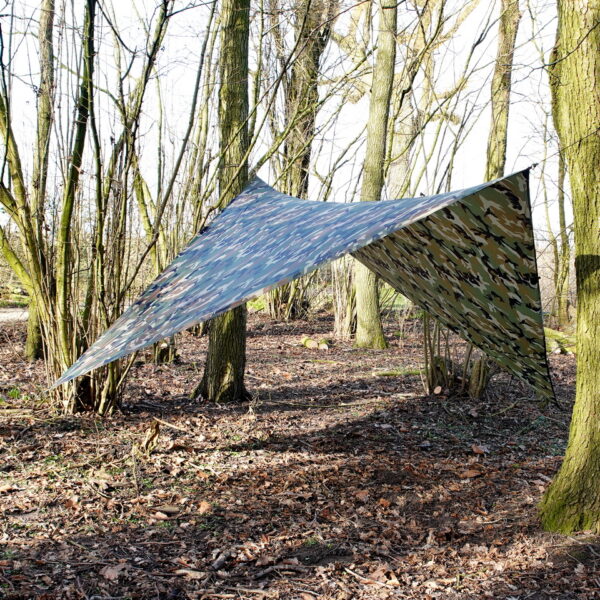 319562 TF 2215 Tarp15 <strong><big>TF-2215 Tarp </big></strong> <hr /> <big>Deze lichtgewicht tarp Woodland is ontworpen voor actieve outdoor mensen die graag de wildernis in trekken. Met de TF-2215 tarp kun je in no time een tijdelijk onderkomen maken. Het zeil is ideaal voor diverse buitensport activiteiten zoals trekking, vissen/jacht of als nood onderkomen.</big> <big>De tarp is gemaakt van 210T polyester rip-stop met PP webbing voor het buitenkant. Polyester oxford met PP-band voor buitenzak.</big> <strong>Afmeting zeil:</strong> 3 x 3 meter (10x10 feet) <strong>Tarp is verpakt in een pouch met Molle systeem en heeft de volgende inhoud:</strong> <ul> <li><big>1x Tarp / zeil 3 x 3 m</big></li> <li><big>6x aluminium haring</big></li> <li><big>1x touw 12m (zelf op maat te knippen)</big></li> </ul> <big><strong>Kenmerken:</strong></big> <ul> <li><big>Drukknopen zodat het gemakkelijker bij elkaar blijft en op te vouwen is.</big></li> <li><big>Inclusief Molle foudraal om het gemakkelijk op te bergen</big></li> <li><big>Te bevestigen aan elke Molle compatible rugzak</big></li> <li><big>Verstevigde hoeken met O-ringen en lussen met D-ringen</big></li> </ul>