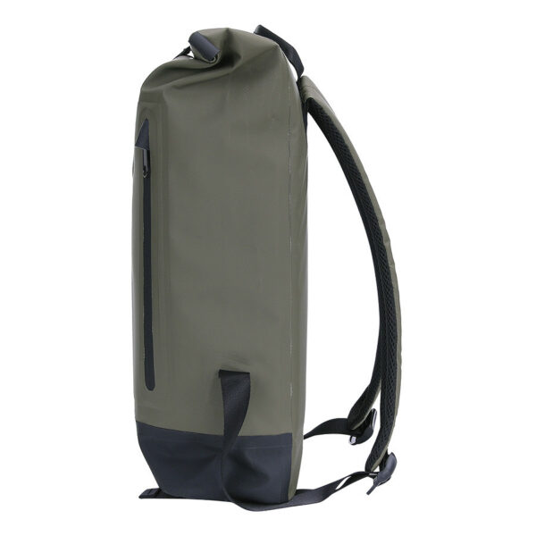 351743 11 04 <strong>TF-2215 Urban Creek Drybag 18L – Waterdichte Rugtas met Stijl</strong> De <strong>TF-2215 Urban Creek Drybag 18L</strong> is de perfecte combinatie van functionaliteit, duurzaamheid en stijl. Deze trendy <strong>urban style rugtas</strong> is ideaal voor regenachtige dagen en outdooractiviteiten waarbij water een rol speelt. Dankzij het <strong>waterdichte PVC-materiaal</strong>, de <strong>gesealde naden</strong> en het innovatieve <strong>sluitsysteem</strong>, blijft de inhoud van je tas droog, zelfs in de meest uitdagende omstandigheden. <table class="table table-striped"> <tbody> <tr> <td>Materiaal</td> <td>100% PVC / 100% nylon webbing</td> </tr> </tbody> </table> https://youtu.be/S2xPhELOmUs