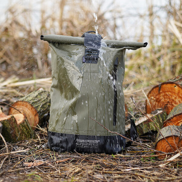 351743 11 tf2215 urban creek dry bag green <strong>TF-2215 Urban Creek Drybag 18L – Waterdichte Rugtas met Stijl</strong> De <strong>TF-2215 Urban Creek Drybag 18L</strong> is de perfecte combinatie van functionaliteit, duurzaamheid en stijl. Deze trendy <strong>urban style rugtas</strong> is ideaal voor regenachtige dagen en outdooractiviteiten waarbij water een rol speelt. Dankzij het <strong>waterdichte PVC-materiaal</strong>, de <strong>gesealde naden</strong> en het innovatieve <strong>sluitsysteem</strong>, blijft de inhoud van je tas droog, zelfs in de meest uitdagende omstandigheden. <table class="table table-striped"> <tbody> <tr> <td>Materiaal</td> <td>100% PVC / 100% nylon webbing</td> </tr> </tbody> </table> https://youtu.be/S2xPhELOmUs