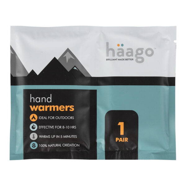 BCB Handwarmers per paar CL281 De <strong>BCB Handwarmers per paar</strong> bieden een eenvoudige en effectieve manier om je handen warm te houden tijdens koude omstandigheden. Deze handwarmers zijn ideaal voor in je handschoenen of jaszakken en zorgen voor langdurige warmte, zodat je comfortabel blijft tijdens je outdooractiviteiten, wintersporten of andere koude omgevingen. De handwarmers werken eenvoudig: zodra de verpakking geopend wordt en de pads in contact komen met zuurstof, beginnen ze op te warmen. De handwarmers bereiken een comfortabele temperatuur van rond de <strong>57 graden Celsius</strong>, met een maximumtemperatuur van <strong>70 graden Celsius</strong>. Deze warmte blijft ongeveer <strong>7 uur</strong> behouden, zodat je gedurende lange tijd van de warmte kunt genieten. Na gebruik kunnen de handwarmer pads eenvoudig worden weggegooid met het huisafval, waardoor ze handig en milieuvriendelijk in gebruik zijn. Ze worden per paar verpakt, zodat je altijd een set bij de hand hebt voor je volgende avontuur.