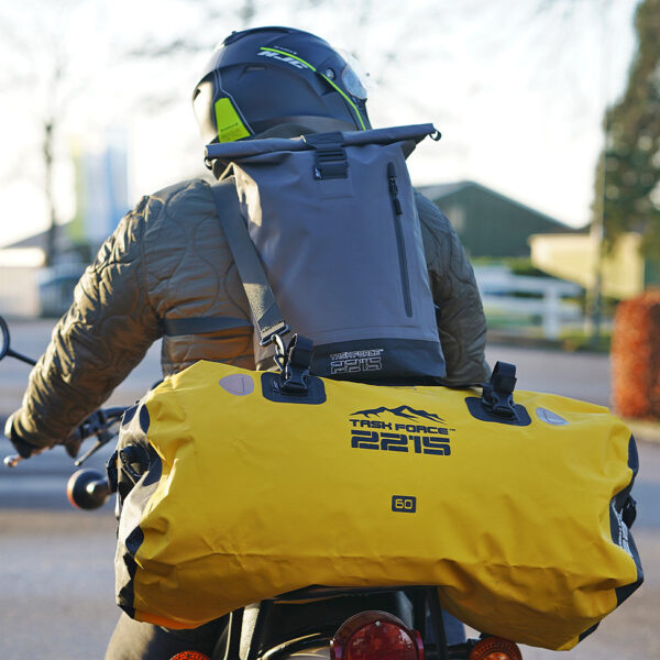 TF 2215 Urban Creek Drybag 18L20 <strong>TF-2215 Urban Creek Drybag 18L – Waterdichte Rugtas met Stijl</strong> De <strong>TF-2215 Urban Creek Drybag 18L</strong> is de perfecte combinatie van functionaliteit, duurzaamheid en stijl. Deze trendy <strong>urban style rugtas</strong> is ideaal voor regenachtige dagen en outdooractiviteiten waarbij water een rol speelt. Dankzij het <strong>waterdichte PVC-materiaal</strong>, de <strong>gesealde naden</strong> en het innovatieve <strong>sluitsysteem</strong>, blijft de inhoud van je tas droog, zelfs in de meest uitdagende omstandigheden. <table class="table table-striped"> <tbody> <tr> <td>Materiaal</td> <td>100% PVC / 100% nylon webbing</td> </tr> </tbody> </table> https://youtu.be/S2xPhELOmUs