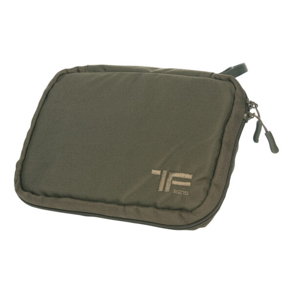 359564 TF 2215 EDC Tech Pouch <big>Deze TF-2215 EDC Tech Pouch Ranger Green is ontworpen als handige opbergtas om al uw digitale accessoires mee te nemen voor onderweg. De tas is gemaakt van stevig 500D Cordura®, heeft een ritssluiting en een gewatteerde voering.</big> <big>De tas is voorzien van diverse elastische en gaasvakjes voor het opbergen van diverse accessoires zoals USB-kabels, potloden, batterijen, gereedschap, etc. Tevens ook voorzien van een mesh vakje met rits met binnenin een SD geheugenkaartsleuf. Aan de buitenkant is er ook een vak met ritssluiting waarin gemakkelijk een mobiele telefoon, paspoort, andere kleine documenten of voorwerpen passen.</big> <big>Door zijn handige formaat past hij in elke tas en is hij ideaal voor op reis en Every Day Carry (EDC).</big> <strong><big>Kenmerken:</big></strong> <ul> <li><big>Gemaakt van 500D Cordura®</big></li> <li><big>Diverse elastische en mesh opbergsleuven</big></li> <li><big>Extern opbergvak</big></li> <li><big>Sleuf voor SD-geheugenkaart/knoopcelbatterij</big></li> <li><big>Gewatteerde binnenkant</big></li> <li><big>Lus voor dragen</big></li> <li><big>Ritssluiting</big></li> </ul> <big><strong>Materiaal:</strong> 500D Cordura® <strong>Uitwendige afmetingen</strong>: L: 24 cm x B: 19 cm x 3 cm <strong>Afmetingen inwendig:</strong> L: 22,5 cm x B: 16 cm x 2 cm</big>