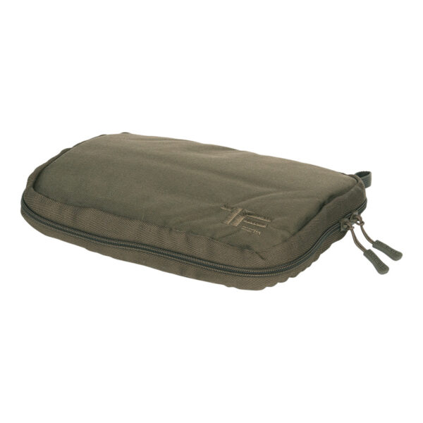 359564 TF 2215 EDC Tech Pouch1 <big>Deze TF-2215 EDC Tech Pouch Ranger Green is ontworpen als handige opbergtas om al uw digitale accessoires mee te nemen voor onderweg. De tas is gemaakt van stevig 500D Cordura®, heeft een ritssluiting en een gewatteerde voering.</big> <big>De tas is voorzien van diverse elastische en gaasvakjes voor het opbergen van diverse accessoires zoals USB-kabels, potloden, batterijen, gereedschap, etc. Tevens ook voorzien van een mesh vakje met rits met binnenin een SD geheugenkaartsleuf. Aan de buitenkant is er ook een vak met ritssluiting waarin gemakkelijk een mobiele telefoon, paspoort, andere kleine documenten of voorwerpen passen.</big> <big>Door zijn handige formaat past hij in elke tas en is hij ideaal voor op reis en Every Day Carry (EDC).</big> <strong><big>Kenmerken:</big></strong> <ul> <li><big>Gemaakt van 500D Cordura®</big></li> <li><big>Diverse elastische en mesh opbergsleuven</big></li> <li><big>Extern opbergvak</big></li> <li><big>Sleuf voor SD-geheugenkaart/knoopcelbatterij</big></li> <li><big>Gewatteerde binnenkant</big></li> <li><big>Lus voor dragen</big></li> <li><big>Ritssluiting</big></li> </ul> <big><strong>Materiaal:</strong> 500D Cordura® <strong>Uitwendige afmetingen</strong>: L: 24 cm x B: 19 cm x 3 cm <strong>Afmetingen inwendig:</strong> L: 22,5 cm x B: 16 cm x 2 cm</big>