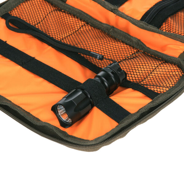 359564 TF 2215 EDC Tech Pouch4 <big>Deze TF-2215 EDC Tech Pouch Ranger Green is ontworpen als handige opbergtas om al uw digitale accessoires mee te nemen voor onderweg. De tas is gemaakt van stevig 500D Cordura®, heeft een ritssluiting en een gewatteerde voering.</big> <big>De tas is voorzien van diverse elastische en gaasvakjes voor het opbergen van diverse accessoires zoals USB-kabels, potloden, batterijen, gereedschap, etc. Tevens ook voorzien van een mesh vakje met rits met binnenin een SD geheugenkaartsleuf. Aan de buitenkant is er ook een vak met ritssluiting waarin gemakkelijk een mobiele telefoon, paspoort, andere kleine documenten of voorwerpen passen.</big> <big>Door zijn handige formaat past hij in elke tas en is hij ideaal voor op reis en Every Day Carry (EDC).</big> <strong><big>Kenmerken:</big></strong> <ul> <li><big>Gemaakt van 500D Cordura®</big></li> <li><big>Diverse elastische en mesh opbergsleuven</big></li> <li><big>Extern opbergvak</big></li> <li><big>Sleuf voor SD-geheugenkaart/knoopcelbatterij</big></li> <li><big>Gewatteerde binnenkant</big></li> <li><big>Lus voor dragen</big></li> <li><big>Ritssluiting</big></li> </ul> <big><strong>Materiaal:</strong> 500D Cordura® <strong>Uitwendige afmetingen</strong>: L: 24 cm x B: 19 cm x 3 cm <strong>Afmetingen inwendig:</strong> L: 22,5 cm x B: 16 cm x 2 cm</big>