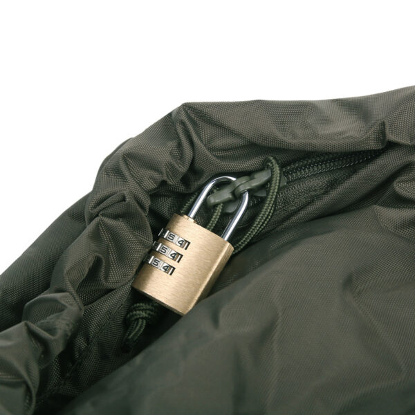 359590 TF 2215 Rugzak transporthoes3 <big>Deze waterafstotende rugzakhoes Ranger Green beschermt je backpack of plunjezak in het baggageruim, tijdens transport en bij regenachtige outdooractiviteiten. Stop je rugzak of plunjezak in de hoes en sluit deze af met de rits en het koord, zo blijft je baggage schoon en onbeschadigd. Tevens kun je de rits beveiligen met een hangslot, handig voor op het vliegveld.</big> <big><strong>Kenmerken:</strong></big> <ul> <li><big>Sterk handvat</big></li> <li><big>YKK rits met openingen voor hangslot</big></li> <li><big>Verstelbaar koord om de flightbag  in volume aan te passen</big></li> <li><big>Lichtgewicht ontwerp</big></li> </ul> <big><strong>​Afmeting: </strong>L: 75 cm x B: 35 cm x D: 30 cm <strong>Capaciteit: </strong>65L</big> <table class="table table-striped"> <tbody> <tr> <td>Materiaal</td> <td>100% PU-gecoat nylon</td> </tr> </tbody> </table>