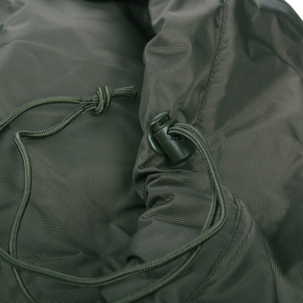 359590 TF 2215 Rugzak transporthoes4 <big>Deze waterafstotende rugzakhoes Ranger Green beschermt je backpack of plunjezak in het baggageruim, tijdens transport en bij regenachtige outdooractiviteiten. Stop je rugzak of plunjezak in de hoes en sluit deze af met de rits en het koord, zo blijft je baggage schoon en onbeschadigd. Tevens kun je de rits beveiligen met een hangslot, handig voor op het vliegveld.</big> <big><strong>Kenmerken:</strong></big> <ul> <li><big>Sterk handvat</big></li> <li><big>YKK rits met openingen voor hangslot</big></li> <li><big>Verstelbaar koord om de flightbag  in volume aan te passen</big></li> <li><big>Lichtgewicht ontwerp</big></li> </ul> <big><strong>​Afmeting: </strong>L: 75 cm x B: 35 cm x D: 30 cm <strong>Capaciteit: </strong>65L</big> <table class="table table-striped"> <tbody> <tr> <td>Materiaal</td> <td>100% PU-gecoat nylon</td> </tr> </tbody> </table>