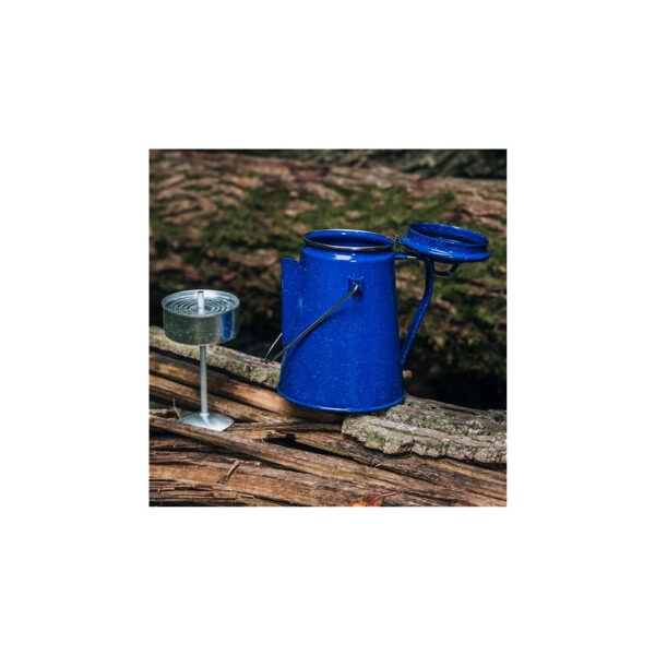 Emaille koffie percolator44 <strong>Emaille Koffie Percolator – 2 Liter – Blauw</strong> De <strong>Fosco Emaille Koffie Percolator</strong> is de perfecte keuze voor liefhebbers van koffie en thee, zowel thuis als in de buitenlucht. Met een stevige geëmailleerde stalen constructie en een inhoud van <strong>2 liter</strong> (goed voor 8-10 kopjes), is deze percolator ideaal voor avonturiers, kampeerders en koffieliefhebbers. Of je nu een kopje koffie wilt bereiden op een <strong>barbecue, kampvuur</strong>, of gewoon op je <strong>kookplaat</strong>, deze veelzijdige percolator doet het allemaal met gemak.