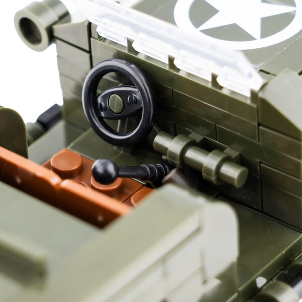 Sluban WWII Jeep US Army M38 70210 161411 De Sluban WWII Jeep US Army M38-70210 is een exclusieve en gedetailleerde bouwset, speciaal ontwikkeld voor Van Os Imports. Deze bouwset biedt een nostalgische ervaring van het iconische legerjeep uit de Tweede Wereldoorlog, met 123 blokjes die de perfect schaalmodel nabootsen. Sluban staat bekend om haar hoogwaardige militaire bouwsets en biedt een unieke collectie die compatibel is met andere grote bouwstenenmerken. Dit maakt de set perfect voor zowel Sluban verzamelaars als bouwsteenenthousiastelingen die willen combineren.