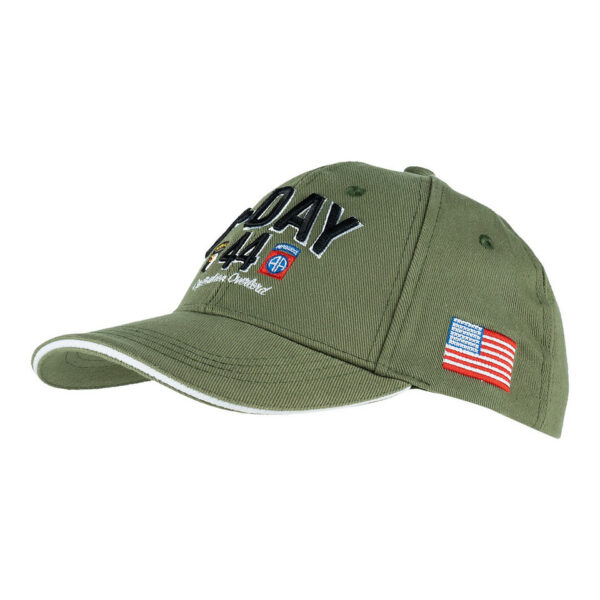 215080 11 01 Maak kennis met de D-Day Normandy 1944 WWII baseball cap, een eerbetoon aan een historische gebeurtenis. Deze cap, onderdeel van de D-Day Normandy serie, combineert stijl en geschiedenis met een perfecte pasvorm die zorgt voor optimaal draagcomfort. Op de voorkant prijken de geallieerde ster, de 101st Airborne Division "screaming eagle", en de 82nd Airborne Division, allemaal in gedetailleerd 3D borduurwerk. Gemaakt van 100% katoen, biedt deze cap ademend vermogen en duurzaamheid. De verstelbare lederen strap aan de achterkant zorgt voor een perfecte pasvorm voor elke drager. De cap is ideaal voor dagelijks gebruik en voor iedereen die een stukje geschiedenis wil dragen.