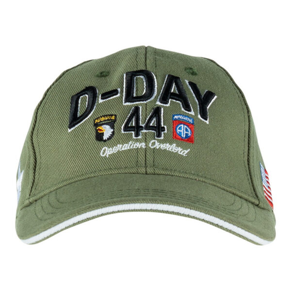215080 11 02 Maak kennis met de D-Day Normandy 1944 WWII baseball cap, een eerbetoon aan een historische gebeurtenis. Deze cap, onderdeel van de D-Day Normandy serie, combineert stijl en geschiedenis met een perfecte pasvorm die zorgt voor optimaal draagcomfort. Op de voorkant prijken de geallieerde ster, de 101st Airborne Division "screaming eagle", en de 82nd Airborne Division, allemaal in gedetailleerd 3D borduurwerk. Gemaakt van 100% katoen, biedt deze cap ademend vermogen en duurzaamheid. De verstelbare lederen strap aan de achterkant zorgt voor een perfecte pasvorm voor elke drager. De cap is ideaal voor dagelijks gebruik en voor iedereen die een stukje geschiedenis wil dragen.