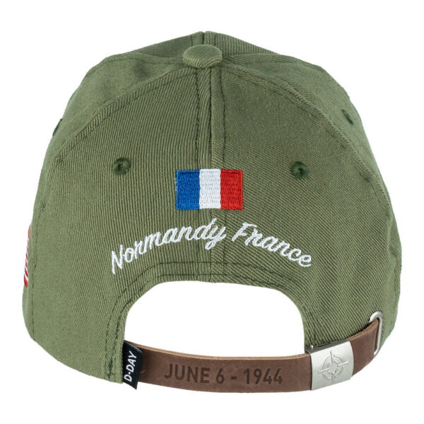 215080 11 03 Maak kennis met de D-Day Normandy 1944 WWII baseball cap, een eerbetoon aan een historische gebeurtenis. Deze cap, onderdeel van de D-Day Normandy serie, combineert stijl en geschiedenis met een perfecte pasvorm die zorgt voor optimaal draagcomfort. Op de voorkant prijken de geallieerde ster, de 101st Airborne Division "screaming eagle", en de 82nd Airborne Division, allemaal in gedetailleerd 3D borduurwerk. Gemaakt van 100% katoen, biedt deze cap ademend vermogen en duurzaamheid. De verstelbare lederen strap aan de achterkant zorgt voor een perfecte pasvorm voor elke drager. De cap is ideaal voor dagelijks gebruik en voor iedereen die een stukje geschiedenis wil dragen.