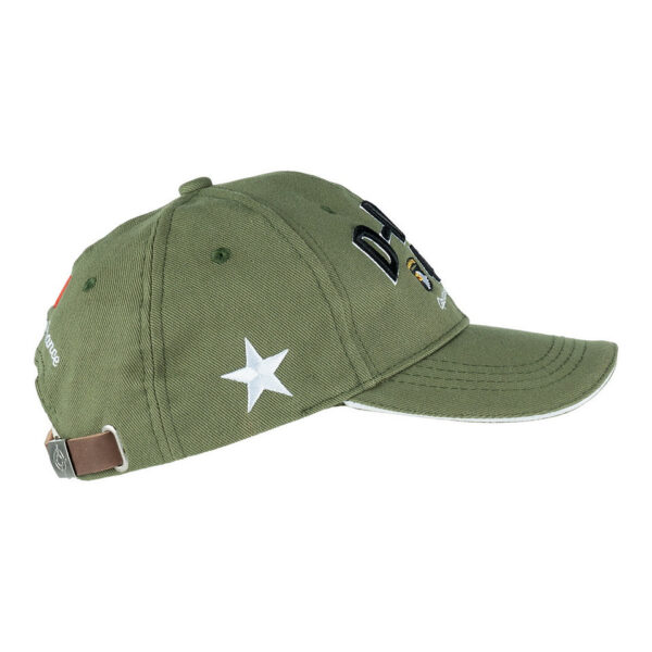 215080 11 04 Maak kennis met de D-Day Normandy 1944 WWII baseball cap, een eerbetoon aan een historische gebeurtenis. Deze cap, onderdeel van de D-Day Normandy serie, combineert stijl en geschiedenis met een perfecte pasvorm die zorgt voor optimaal draagcomfort. Op de voorkant prijken de geallieerde ster, de 101st Airborne Division "screaming eagle", en de 82nd Airborne Division, allemaal in gedetailleerd 3D borduurwerk. Gemaakt van 100% katoen, biedt deze cap ademend vermogen en duurzaamheid. De verstelbare lederen strap aan de achterkant zorgt voor een perfecte pasvorm voor elke drager. De cap is ideaal voor dagelijks gebruik en voor iedereen die een stukje geschiedenis wil dragen.