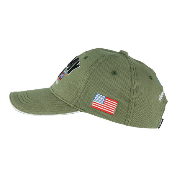 215080 11 05 Maak kennis met de D-Day Normandy 1944 WWII baseball cap, een eerbetoon aan een historische gebeurtenis. Deze cap, onderdeel van de D-Day Normandy serie, combineert stijl en geschiedenis met een perfecte pasvorm die zorgt voor optimaal draagcomfort. Op de voorkant prijken de geallieerde ster, de 101st Airborne Division "screaming eagle", en de 82nd Airborne Division, allemaal in gedetailleerd 3D borduurwerk. Gemaakt van 100% katoen, biedt deze cap ademend vermogen en duurzaamheid. De verstelbare lederen strap aan de achterkant zorgt voor een perfecte pasvorm voor elke drager. De cap is ideaal voor dagelijks gebruik en voor iedereen die een stukje geschiedenis wil dragen.