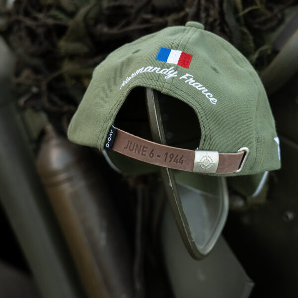 215080 11 06 Maak kennis met de D-Day Normandy 1944 WWII baseball cap, een eerbetoon aan een historische gebeurtenis. Deze cap, onderdeel van de D-Day Normandy serie, combineert stijl en geschiedenis met een perfecte pasvorm die zorgt voor optimaal draagcomfort. Op de voorkant prijken de geallieerde ster, de 101st Airborne Division "screaming eagle", en de 82nd Airborne Division, allemaal in gedetailleerd 3D borduurwerk. Gemaakt van 100% katoen, biedt deze cap ademend vermogen en duurzaamheid. De verstelbare lederen strap aan de achterkant zorgt voor een perfecte pasvorm voor elke drager. De cap is ideaal voor dagelijks gebruik en voor iedereen die een stukje geschiedenis wil dragen.