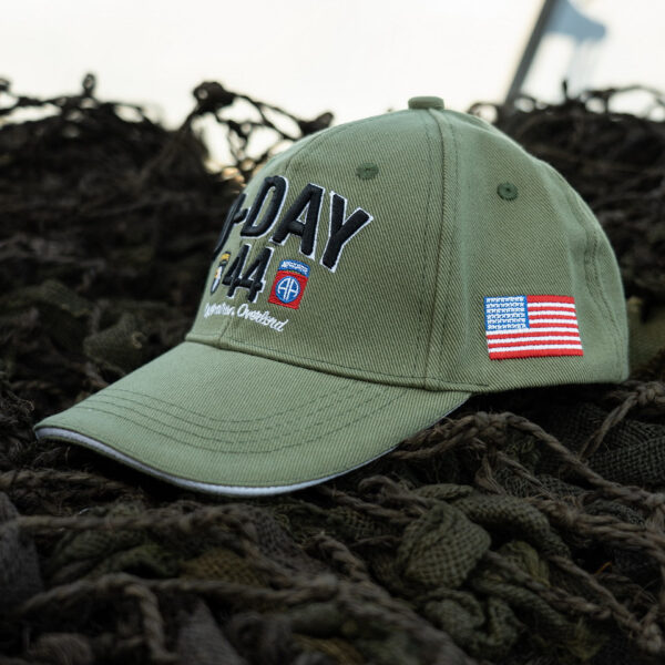 215080 11 07 Maak kennis met de D-Day Normandy 1944 WWII baseball cap, een eerbetoon aan een historische gebeurtenis. Deze cap, onderdeel van de D-Day Normandy serie, combineert stijl en geschiedenis met een perfecte pasvorm die zorgt voor optimaal draagcomfort. Op de voorkant prijken de geallieerde ster, de 101st Airborne Division "screaming eagle", en de 82nd Airborne Division, allemaal in gedetailleerd 3D borduurwerk. Gemaakt van 100% katoen, biedt deze cap ademend vermogen en duurzaamheid. De verstelbare lederen strap aan de achterkant zorgt voor een perfecte pasvorm voor elke drager. De cap is ideaal voor dagelijks gebruik en voor iedereen die een stukje geschiedenis wil dragen.