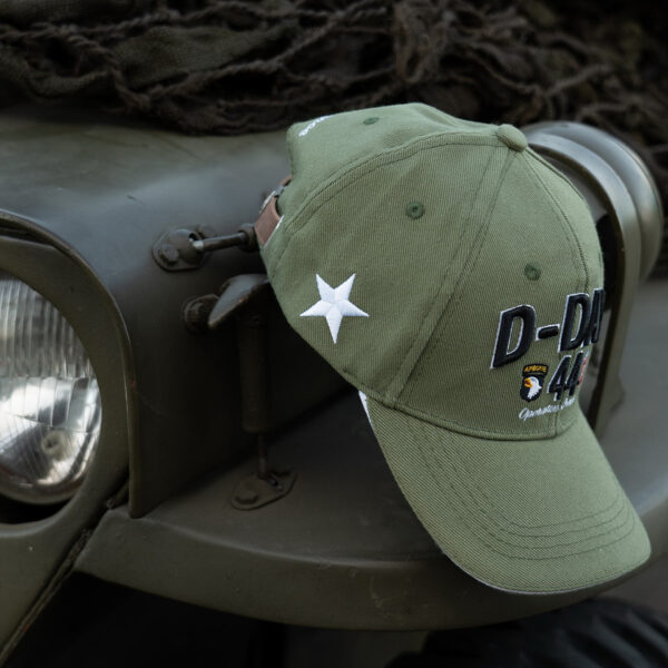 215080 11 08 Maak kennis met de D-Day Normandy 1944 WWII baseball cap, een eerbetoon aan een historische gebeurtenis. Deze cap, onderdeel van de D-Day Normandy serie, combineert stijl en geschiedenis met een perfecte pasvorm die zorgt voor optimaal draagcomfort. Op de voorkant prijken de geallieerde ster, de 101st Airborne Division "screaming eagle", en de 82nd Airborne Division, allemaal in gedetailleerd 3D borduurwerk. Gemaakt van 100% katoen, biedt deze cap ademend vermogen en duurzaamheid. De verstelbare lederen strap aan de achterkant zorgt voor een perfecte pasvorm voor elke drager. De cap is ideaal voor dagelijks gebruik en voor iedereen die een stukje geschiedenis wil dragen.