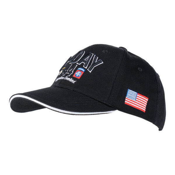 Baseball cap D Day Normandy1111 Maak kennis met de D-Day Normandy 1944 WWII baseball cap, een eerbetoon aan een historische gebeurtenis. Deze cap, onderdeel van de D-Day Normandy serie, combineert stijl en geschiedenis met een perfecte pasvorm die zorgt voor optimaal draagcomfort. Op de voorkant prijken de geallieerde ster, de 101st Airborne Division "screaming eagle", en de 82nd Airborne Division, allemaal in gedetailleerd 3D borduurwerk. Gemaakt van 100% katoen, biedt deze cap ademend vermogen en duurzaamheid. De verstelbare lederen strap aan de achterkant zorgt voor een perfecte pasvorm voor elke drager. De cap is ideaal voor dagelijks gebruik en voor iedereen die een stukje geschiedenis wil dragen.