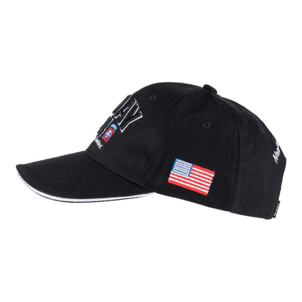 Baseball cap D Day Normandy4567 Maak kennis met de D-Day Normandy 1944 WWII baseball cap, een eerbetoon aan een historische gebeurtenis. Deze cap, onderdeel van de D-Day Normandy serie, combineert stijl en geschiedenis met een perfecte pasvorm die zorgt voor optimaal draagcomfort. Op de voorkant prijken de geallieerde ster, de 101st Airborne Division "screaming eagle", en de 82nd Airborne Division, allemaal in gedetailleerd 3D borduurwerk. Gemaakt van 100% katoen, biedt deze cap ademend vermogen en duurzaamheid. De verstelbare lederen strap aan de achterkant zorgt voor een perfecte pasvorm voor elke drager. De cap is ideaal voor dagelijks gebruik en voor iedereen die een stukje geschiedenis wil dragen.