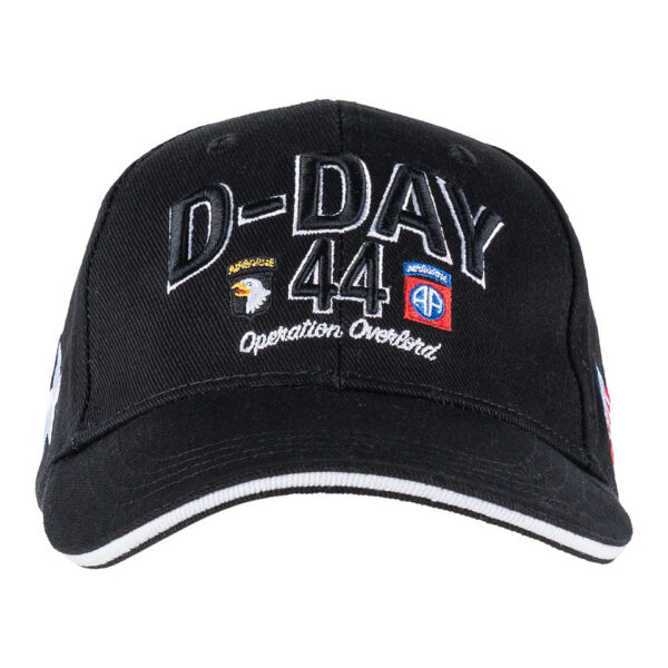 Baseball cap D Day Normandy5666 Maak kennis met de D-Day Normandy 1944 WWII baseball cap, een eerbetoon aan een historische gebeurtenis. Deze cap, onderdeel van de D-Day Normandy serie, combineert stijl en geschiedenis met een perfecte pasvorm die zorgt voor optimaal draagcomfort. Op de voorkant prijken de geallieerde ster, de 101st Airborne Division "screaming eagle", en de 82nd Airborne Division, allemaal in gedetailleerd 3D borduurwerk. Gemaakt van 100% katoen, biedt deze cap ademend vermogen en duurzaamheid. De verstelbare lederen strap aan de achterkant zorgt voor een perfecte pasvorm voor elke drager. De cap is ideaal voor dagelijks gebruik en voor iedereen die een stukje geschiedenis wil dragen.
