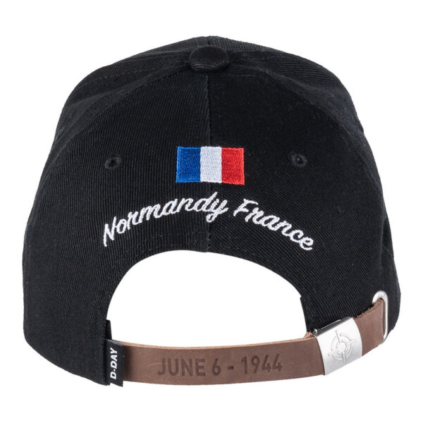 Baseball cap D Day Normandy56777 Maak kennis met de D-Day Normandy 1944 WWII baseball cap, een eerbetoon aan een historische gebeurtenis. Deze cap, onderdeel van de D-Day Normandy serie, combineert stijl en geschiedenis met een perfecte pasvorm die zorgt voor optimaal draagcomfort. Op de voorkant prijken de geallieerde ster, de 101st Airborne Division "screaming eagle", en de 82nd Airborne Division, allemaal in gedetailleerd 3D borduurwerk. Gemaakt van 100% katoen, biedt deze cap ademend vermogen en duurzaamheid. De verstelbare lederen strap aan de achterkant zorgt voor een perfecte pasvorm voor elke drager. De cap is ideaal voor dagelijks gebruik en voor iedereen die een stukje geschiedenis wil dragen.