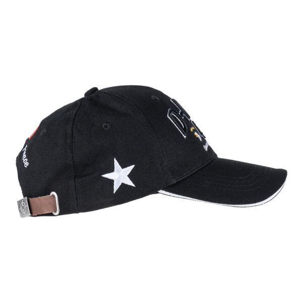 Baseball cap D Day Normandy77765 Maak kennis met de D-Day Normandy 1944 WWII baseball cap, een eerbetoon aan een historische gebeurtenis. Deze cap, onderdeel van de D-Day Normandy serie, combineert stijl en geschiedenis met een perfecte pasvorm die zorgt voor optimaal draagcomfort. Op de voorkant prijken de geallieerde ster, de 101st Airborne Division "screaming eagle", en de 82nd Airborne Division, allemaal in gedetailleerd 3D borduurwerk. Gemaakt van 100% katoen, biedt deze cap ademend vermogen en duurzaamheid. De verstelbare lederen strap aan de achterkant zorgt voor een perfecte pasvorm voor elke drager. De cap is ideaal voor dagelijks gebruik en voor iedereen die een stukje geschiedenis wil dragen.