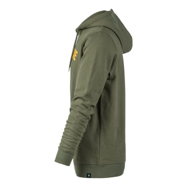 131387 Hoodie 101st Airborne Eagle1 <big>Comfortabele hoodie Groen gemaakt van 60% katoen en 40% polyester. Deze hoodie is een basic item wat zowel door mannen als vrouwen kan worden gedragen. De hoodie kan gedragen worden voor als werktrui maar ook casual op een spijkerbroek.</big> <big>De hoodie is voorzien van een screaming eagle print. De screaming eagle is bekend van de 101st Airborne Divisie. Deze infanteriedivisie van het Amerikaanse leger is ingezet bij de Tweede Wereldoorlog, de Vietnam- oorlog en de oorlogen van Irak en Afghanistan</big> <big><strong>Kenmerken:</strong></big> <ul> <li><big>Aangename stevige stof en met zachte opgeruwde binnenkant</big></li> <li><big>​Capuchon met koord</big></li> <li><big>​Opgenaaide kangoeroezak voorop</big></li> <li><big>Stofdikte 320 g/m²</big></li> </ul>