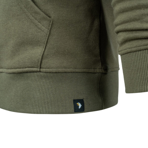131387 11 03 <big>Comfortabele hoodie Dark Grey gemaakt van 60% katoen en 40% polyester. Deze hoodie is een basic item wat zowel door mannen als vrouwen kan worden gedragen. De hoodie kan gedragen worden voor als werktrui maar ook casual op een spijkerbroek.</big> <big>De hoodie is voorzien van een screaming eagle print. De screaming eagle is bekend van de 101st Airborne Divisie. Deze infanteriedivisie van het Amerikaanse leger is ingezet bij de Tweede Wereldoorlog, de Vietnam- oorlog en de oorlogen van Irak en Afghanistan</big> <big><strong>Kenmerken:</strong></big> <ul> <li><big>Aangename stevige stof en met zachte opgeruwde binnenkant</big></li> <li><big>​Capuchon met koord</big></li> <li><big>​Opgenaaide kangoeroezak voorop</big></li> <li><big>Stofdikte 320 g/m²</big></li> </ul>