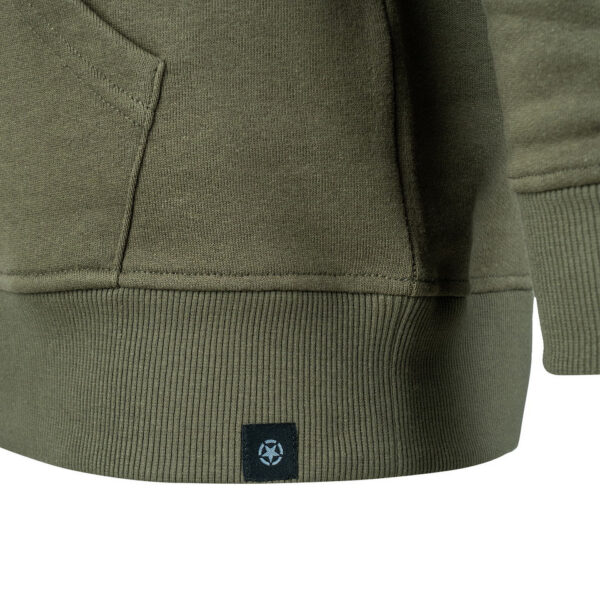131388 11 03 <big>Comfortabele hoodie Groen gemaakt van 60% katoen en 40% polyester. Deze hoodie is een basic item wat zowel door mannen als vrouwen kan worden gedragen. De hoodie kan gedragen worden voor als werktrui maar ook casual op een spijkerbroek.</big> <big>De hoodie is voorzien van een geallieerde ster print. De geallieerde ster werd geschilderd op de bovenkanten van verschillende geallieerde voertuigen tijdens de Tweede Wereldoorlog. Het symbool staat voor vrijheid en de wil om te vechten voor waar je in gelooft.</big> <big><strong>Kenmerken:</strong></big> <ul> <li><big>Aangename stevige stof en met zachte opgeruwde binnenkant</big></li> <li><big>Capuchon met koord</big></li> <li><big>Opgenaaide kangoeroezak voorop</big></li> <li><big>Stofdikte 320g/m²</big></li> </ul>