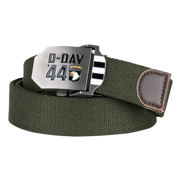 241343 11 01 De Tropenkoppel Style 13 D-Day 1944 groen is een praktische en duurzame riem die uitstekend van pas komt in diverse situaties. Gemaakt van hoogwaardig 100% katoen/canvas, biedt deze riem een stevige constructie die lang meegaat en comfortabel is om te dragen. De metalen schuifgesp is verstelbaar, waardoor je eenvoudig de lengte van de riem naar wens kunt aanpassen. Dit maakt de tropenkoppel geschikt voor zowel dames als heren, zodat iedereen van het gemak en de functionaliteit kan genieten. Wat deze tropenkoppel echt uniek maakt, is het historische logo van D-Day en de 101st Airborne Division dat erop staat. De 101st Airborne Division heeft een bewonderenswaardige geschiedenis die bijna een eeuw omspant. Deze divisie stond bekend om zijn cruciale rol tijdens Operatie Overlord, beter bekend als de D-Day landingen en luchtlandingen op 6 juni 1944 in Normandië, Frankrijk. Ook speelde de divisie een belangrijke rol in Operatie Market Garden, de bevrijding van Nederland en de Slag om de Ardennen rond de stad Bastogne, België. De Tropenkoppel Style 13 D-Day 1944 voegt niet alleen een vleugje historie toe aan je outfit, maar ook een gevoel van trots en eerbetoon aan de moedige mannen die hebben gestreden voor vrijheid en gerechtigheid. Met een breedte van 46mm of 52mm heb je de keuze uit verschillende opties, afhankelijk van je persoonlijke voorkeur en stijl. Bovendien is de riem verkrijgbaar in zwart, coyote en groen, waardoor je de perfecte kleur kunt kiezen die past bij je outfit en activiteiten. Of je nu op zoek bent naar een stevige riem voor dagelijks gebruik of een uniek accessoire om je eerbetoon te tonen aan de geschiedenis, de Tropenkoppel Style 13 D-Day 1944 is de ideale keuze. Voeg deze riem toe aan je collectie en geniet van zijn veelzijdigheid, duurzaamheid en historische betekenis. <strong>Kenmerken:</strong> <ul> <li>Tropenkoppel van 100% katoen/canvas</li> <li>Metalen schuifgesp</li> <li>Breedte: 46mm en 52mm</li> <li>Verkrijgbaar in zwart, coyote en groen</li> </ul>