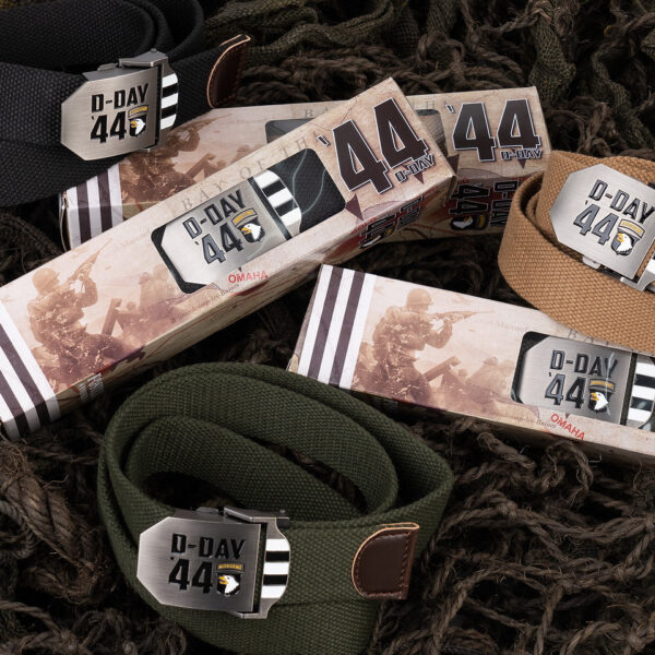 241343 11 03 De Tropenkoppel Style 13 D-Day 1944 groen is een praktische en duurzame riem die uitstekend van pas komt in diverse situaties. Gemaakt van hoogwaardig 100% katoen/canvas, biedt deze riem een stevige constructie die lang meegaat en comfortabel is om te dragen. De metalen schuifgesp is verstelbaar, waardoor je eenvoudig de lengte van de riem naar wens kunt aanpassen. Dit maakt de tropenkoppel geschikt voor zowel dames als heren, zodat iedereen van het gemak en de functionaliteit kan genieten. Wat deze tropenkoppel echt uniek maakt, is het historische logo van D-Day en de 101st Airborne Division dat erop staat. De 101st Airborne Division heeft een bewonderenswaardige geschiedenis die bijna een eeuw omspant. Deze divisie stond bekend om zijn cruciale rol tijdens Operatie Overlord, beter bekend als de D-Day landingen en luchtlandingen op 6 juni 1944 in Normandië, Frankrijk. Ook speelde de divisie een belangrijke rol in Operatie Market Garden, de bevrijding van Nederland en de Slag om de Ardennen rond de stad Bastogne, België. De Tropenkoppel Style 13 D-Day 1944 voegt niet alleen een vleugje historie toe aan je outfit, maar ook een gevoel van trots en eerbetoon aan de moedige mannen die hebben gestreden voor vrijheid en gerechtigheid. Met een breedte van 46mm of 52mm heb je de keuze uit verschillende opties, afhankelijk van je persoonlijke voorkeur en stijl. Bovendien is de riem verkrijgbaar in zwart, coyote en groen, waardoor je de perfecte kleur kunt kiezen die past bij je outfit en activiteiten. Of je nu op zoek bent naar een stevige riem voor dagelijks gebruik of een uniek accessoire om je eerbetoon te tonen aan de geschiedenis, de Tropenkoppel Style 13 D-Day 1944 is de ideale keuze. Voeg deze riem toe aan je collectie en geniet van zijn veelzijdigheid, duurzaamheid en historische betekenis. <strong>Kenmerken:</strong> <ul> <li>Tropenkoppel van 100% katoen/canvas</li> <li>Metalen schuifgesp</li> <li>Breedte: 46mm en 52mm</li> <li>Verkrijgbaar in zwart, coyote en groen</li> </ul>