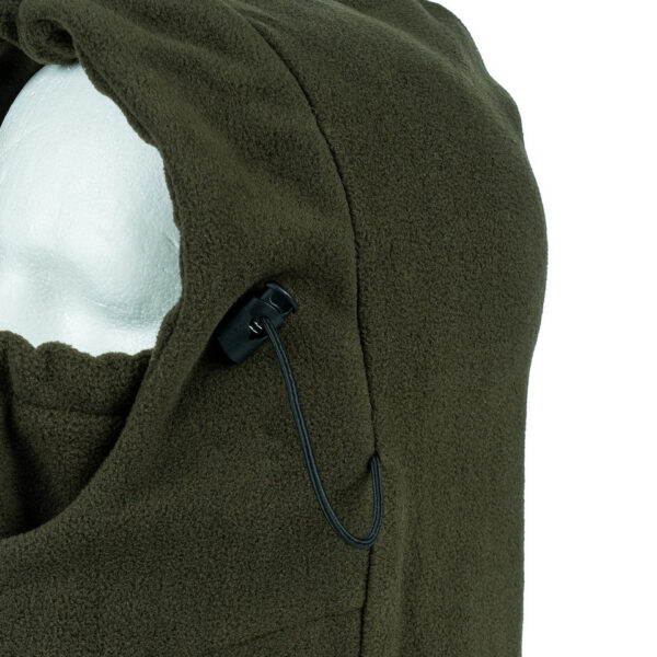 214276 11 02 De Fleece Polar Bivakmuts is jouw partner in de strijd tegen winterse kou en barre weersomstandigheden. Of je nu wandelt, skiët of gewoon geniet van de winterse buitenlucht, deze bivakmuts biedt ultieme warmte en bescherming. Het geheim achter deze bivakmuts is de fleece stof. Fleece staat bekend om zijn warmte, lichtheid en vochtafvoerende eigenschappen, waardoor je droog en comfortabel blijft, zelfs tijdens intensieve activiteiten. Deze bivakmuts is ontworpen om je hoofd, nek en gezicht te bedekken, waardoor je volledige bescherming hebt tegen de elementen. De verstelbare pasvorm zorgt voor comfort, zelfs tijdens de meest veeleisende avonturen. Dankzij het lichte ontwerp kun je deze bivakmuts gemakkelijk meenemen in je rugzak of tas, zodat je altijd bent voorbereid op veranderende weersomstandigheden. Kies voor warmte en comfort met de Fleece Polar Bivakmuts en geniet van het winterse buitenleven zonder zorgen over de kou. <table class="table table-striped"> <tbody> <tr> <td>✔</td> <td>Kleur: groen</td> </tr> <tr> <td>✔</td> <td>Materiaal: 100% polyester</td> </tr> </tbody> </table>