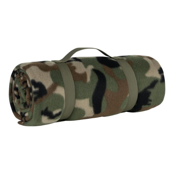 313250 Fleece deken camouflage Met de Fleece deken camouflage geniet je van comfort en warmte, waar je ook bent. Deze deken is vervaardigd uit hoogwaardig polyester met een dichtheid van 250g/m2, waardoor hij zacht en isolerend is. De royale afmeting van 170 x 130 cm maakt deze deken perfect om op te krullen op de bank, in bed of mee te nemen tijdens kamperen, picknicken, of andere buitenactiviteiten. De camouflageprint voegt een vleugje avontuurlijke stijl toe aan je deken. Of je nu op zoek bent naar extra comfort thuis, warmte tijdens een koude nacht onder de sterren, of gewoon een handige deken voor onderweg, de Fleece deken camouflage is de perfecte metgezel. Wikkel jezelf in deze zachte en knusse deken en geniet van elk moment.